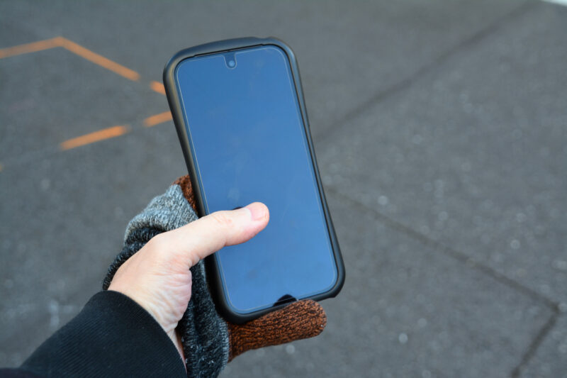手袋を半分だけ脱いでスマホ操作する01