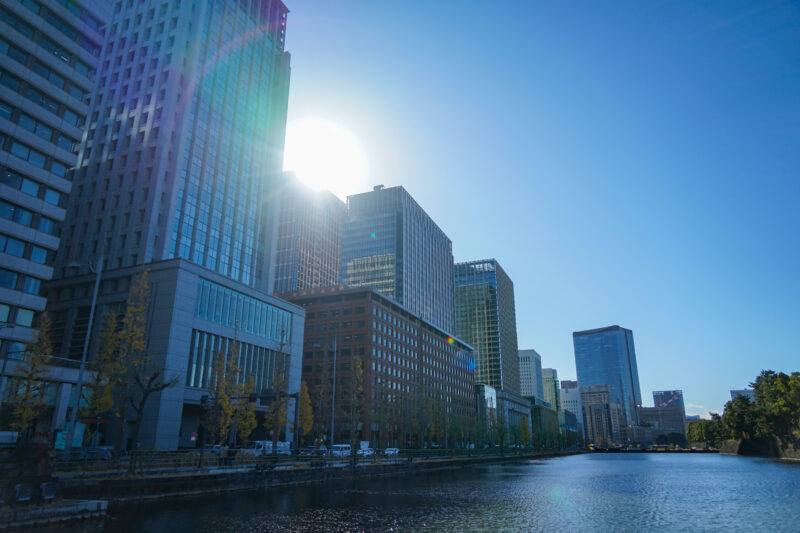 オフィスビルと朝陽01