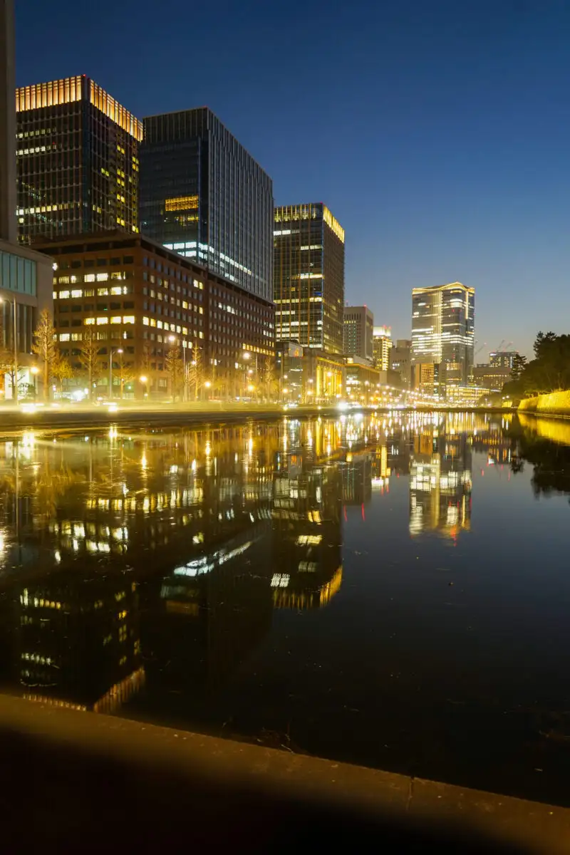 水面に反射するビル群・リフレクション02