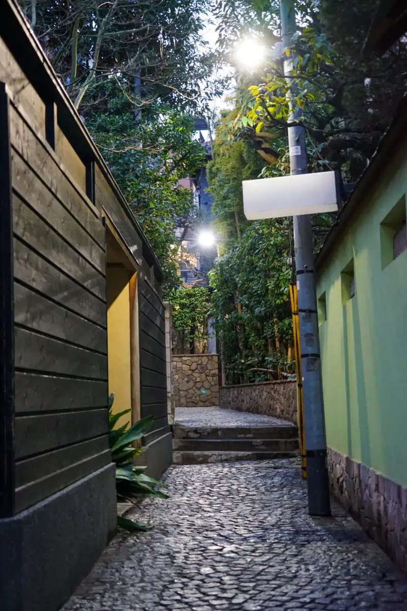 灯り・石畳の小路（神楽坂）01