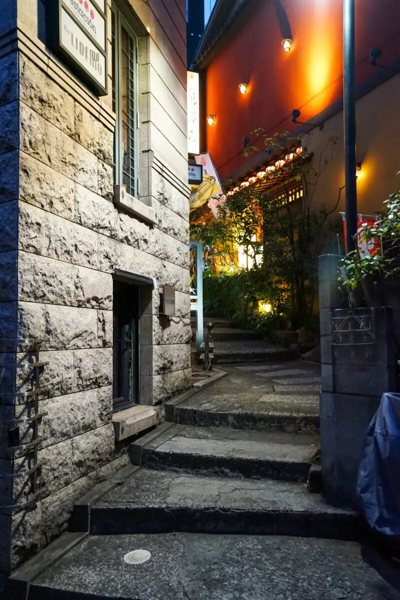 石段の路地（神楽坂）01