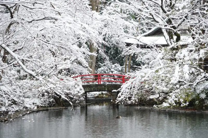 雪の神社と赤い橋01