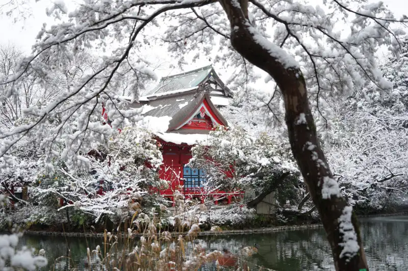 雪化粧の神社と湖面(日本の伝統風景)03
