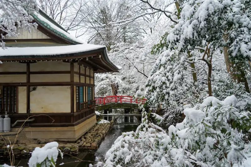 雪の神社と赤い橋03