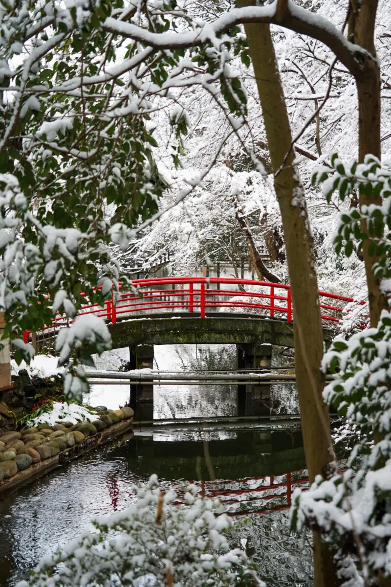 雪の神社と赤い橋04