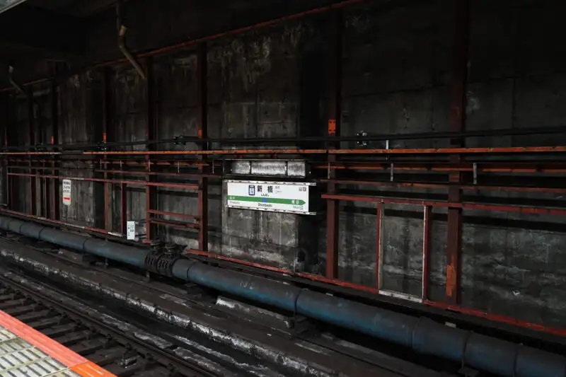 ディストピアみたいな新橋駅の地下ホーム01