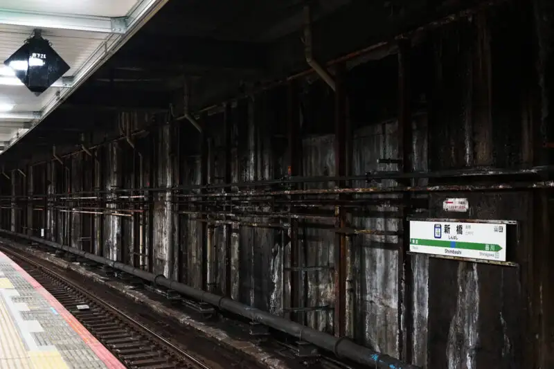 ディストピアみたいな新橋駅の地下ホーム02