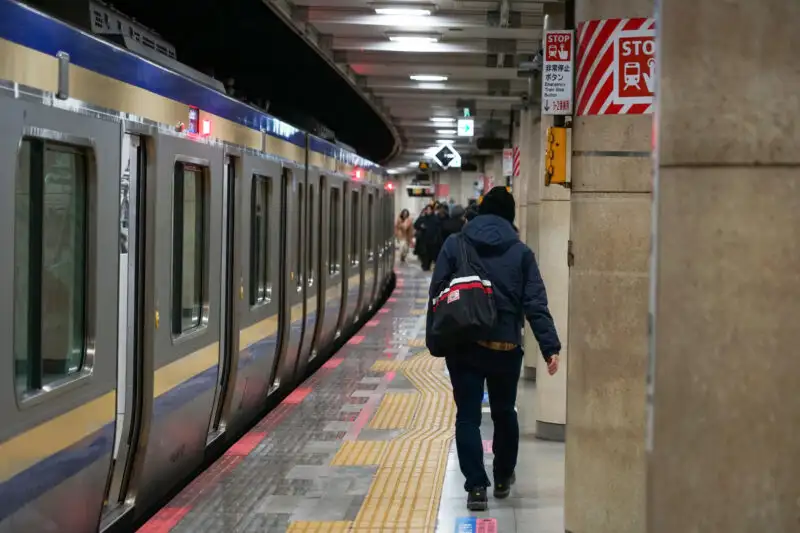 駅ホームを歩く通勤客と電車01