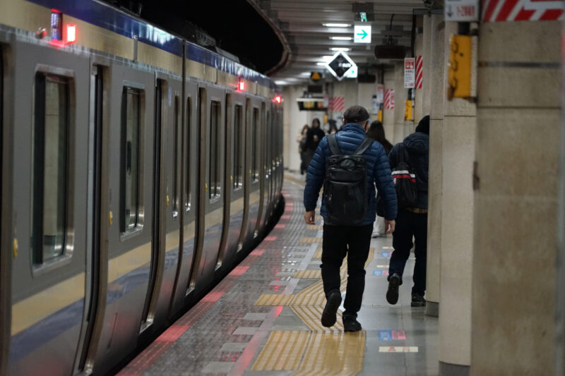 駅ホームを歩く通勤客と電車02